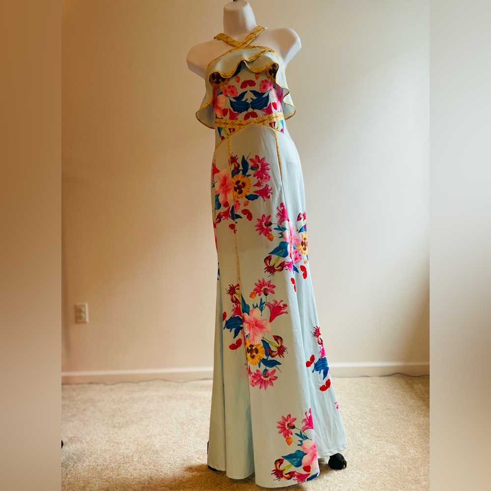 Stunning floor length maxi dress ! With blue and pink flowers 🌸